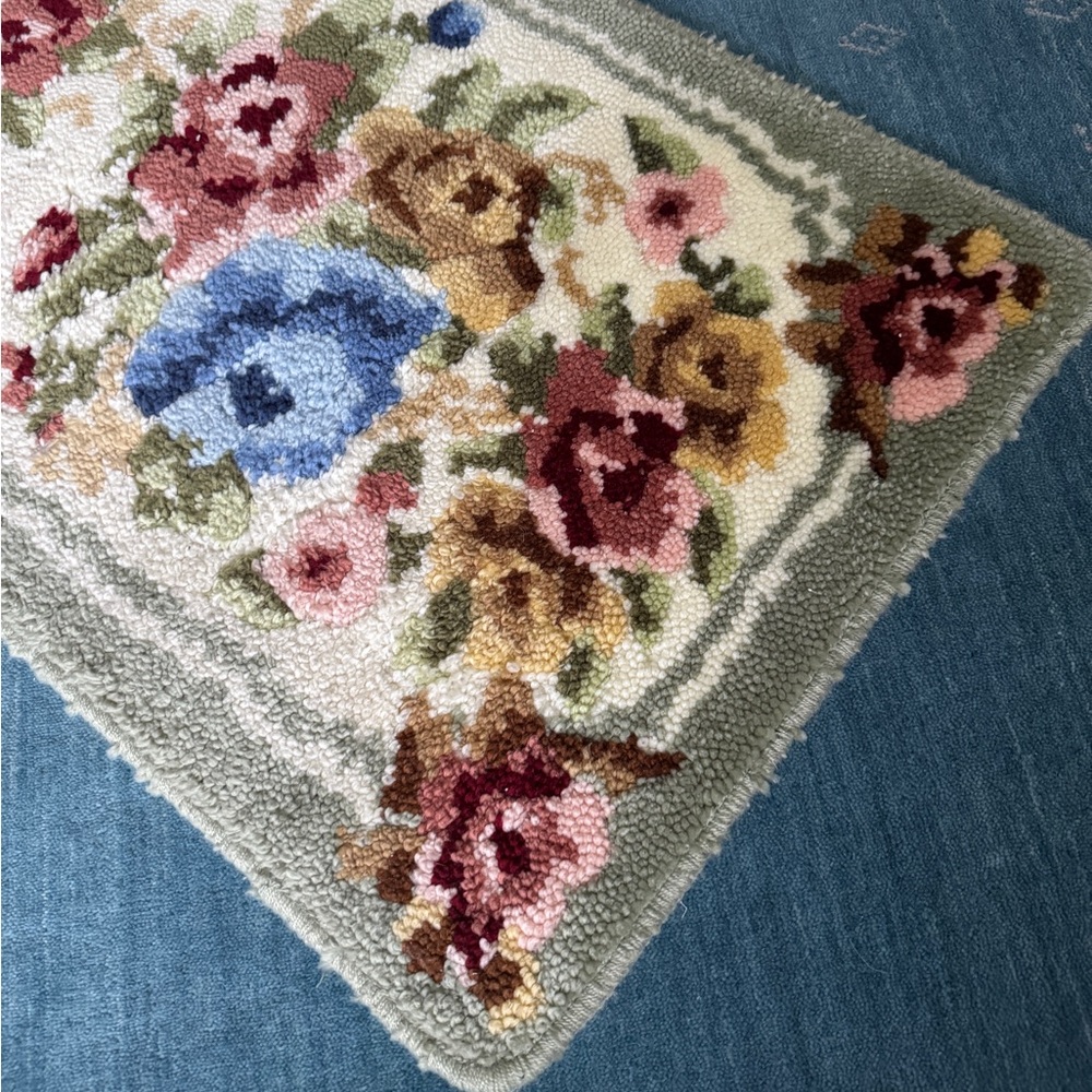 Tufted Floral Rug - Picture 3 of 11